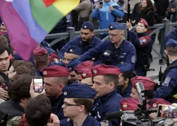 Hungria reforma Constituição para restringir direitos LGBTQIAPN+