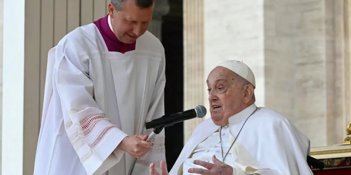 Papa Francisco aparece de surpresa na missa do Domingo de Ramos