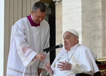 Papa Francisco aparece de surpresa na missa do Domingo de Ramos