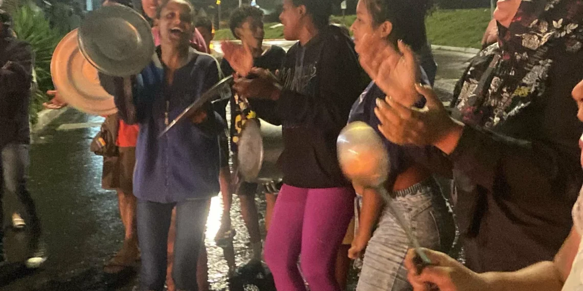 Moradores da vila Cruzeiro protestam contra falta de energia e enfrentam repressão policial em Porto Alegre (RS)