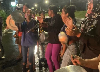 Moradores da vila Cruzeiro protestam contra falta de energia e enfrentam repressão policial em Porto Alegre (RS)