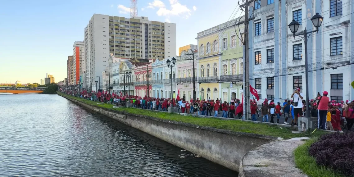 Militante do MST atropelado em marcha no Recife passa por duas cirurgias e está em estado crítico, mas estável