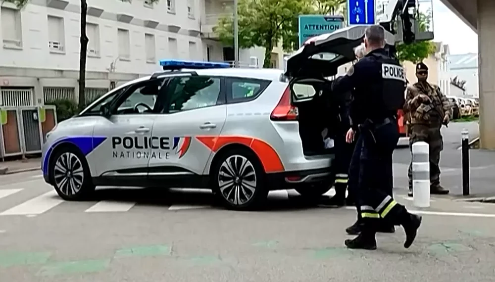 Aluno armado com faca mata colega e fere mais três em escola na França