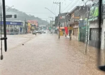 Sirene de evacuação é acionada após chuva no Guarujá (SP); ABC paulista registra alagamentos