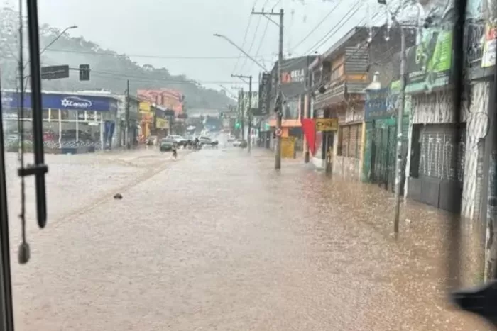 Sirene de evacuação é acionada após chuva no Guarujá (SP); ABC paulista registra alagamentos