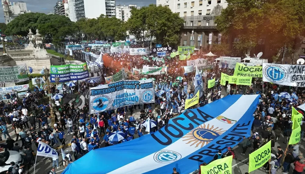 Greve geral na Argentina: trabalhadores protestam contra políticas de ajuste fiscal de Milei