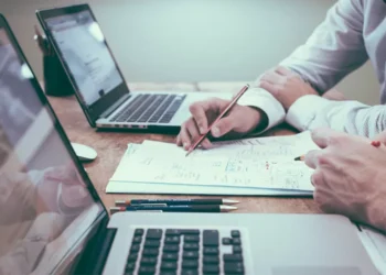 ‘Via verde’ para a imigração entra em vigor: o que se exige e que empresas são elegíveis?