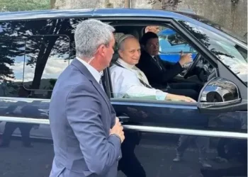 Papa lamenta não poder mais dirigir seu Fiat e vai de carona em Kombi moderna