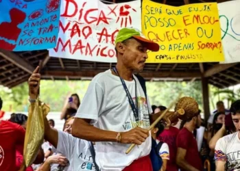 Pessoas em sofrimento psíquico realizam protesto no centro do Recife, nesta sexta-feira (30)
