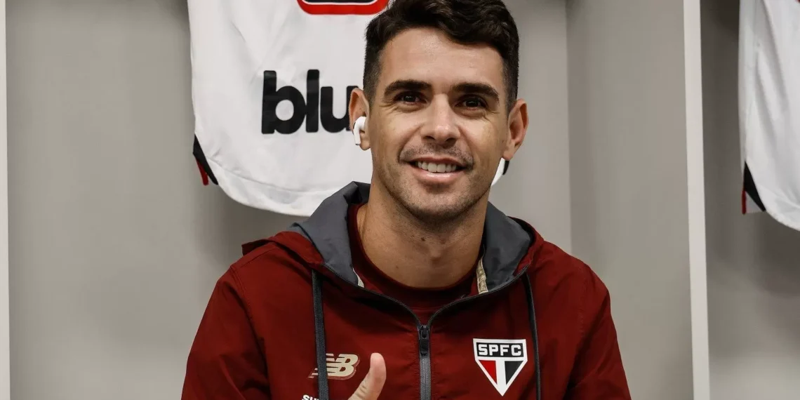São Paulo: Oscar volta a ser relacionado após dez jogos afastado por lesão