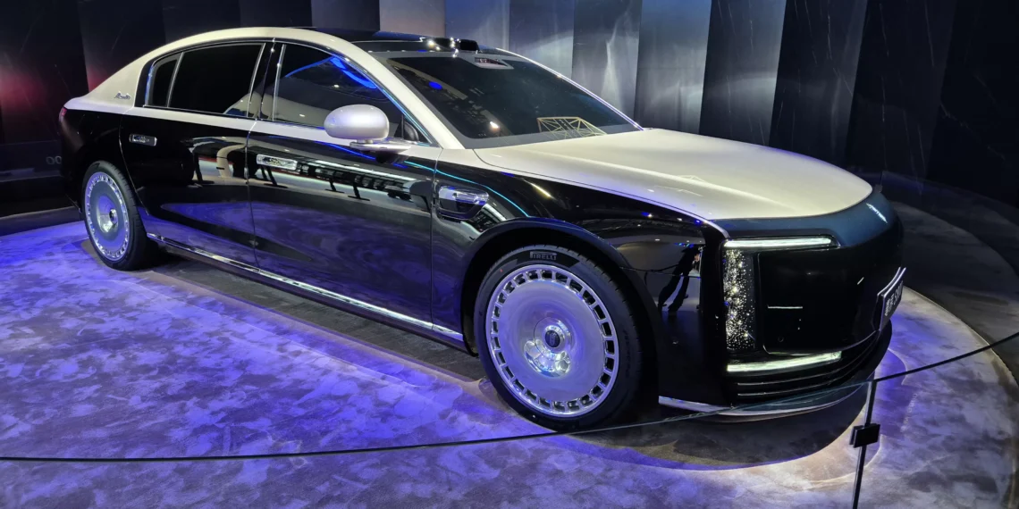 Huawei e JAC se unem e criam sedã de alto luxo maior que os Mercedes-Maybach