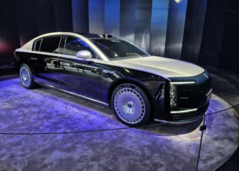 Huawei e JAC se unem e criam sedã de alto luxo maior que os Mercedes-Maybach