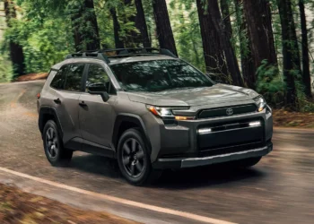 Novo Toyota RAV4 estreia apenas híbrido, mais equipado e com até 324 cv