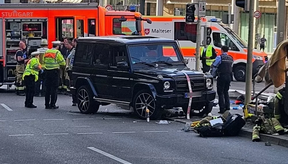 Carro atropela multidão na Alemanha e deixa ao menos oito feridos