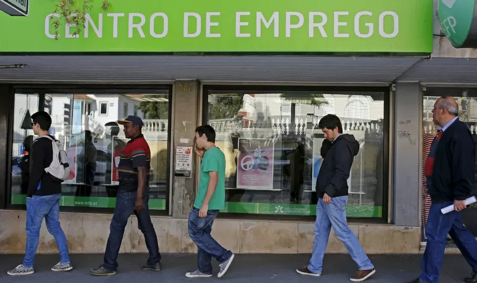Número de desempregados inscritos nos centros de emprego baixa 1,5% em abril