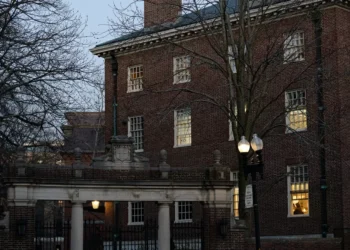 EUA pausam emissão de vistos de estudante para avaliar redes sociais de candidatos