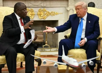 Trump constrange presidente sul-africano com acusações de ‘genocídio branco’