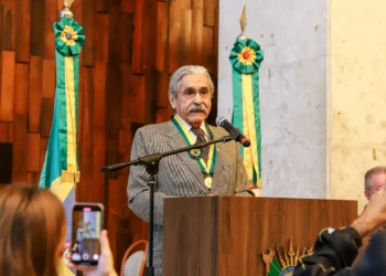 Olívio Dutra recebe Medalha Mérito Legislativo por trajetória em defesa da democracia e dos direitos do povo