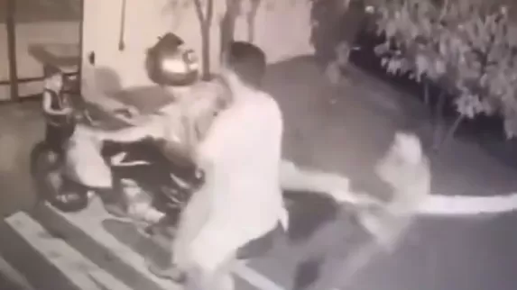 Vídeo: homem é espancado por torcedores rivais na frente do filho em Goiás