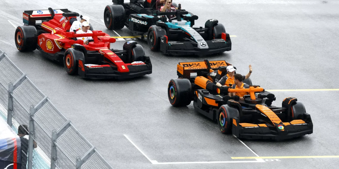 Pilotos da Fórmula 1 usam carros de Lego funcionais no GP de Miami