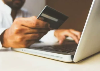 IA e redes sociais estão a transformar as compras online, refere relatório da DHL eCommerce