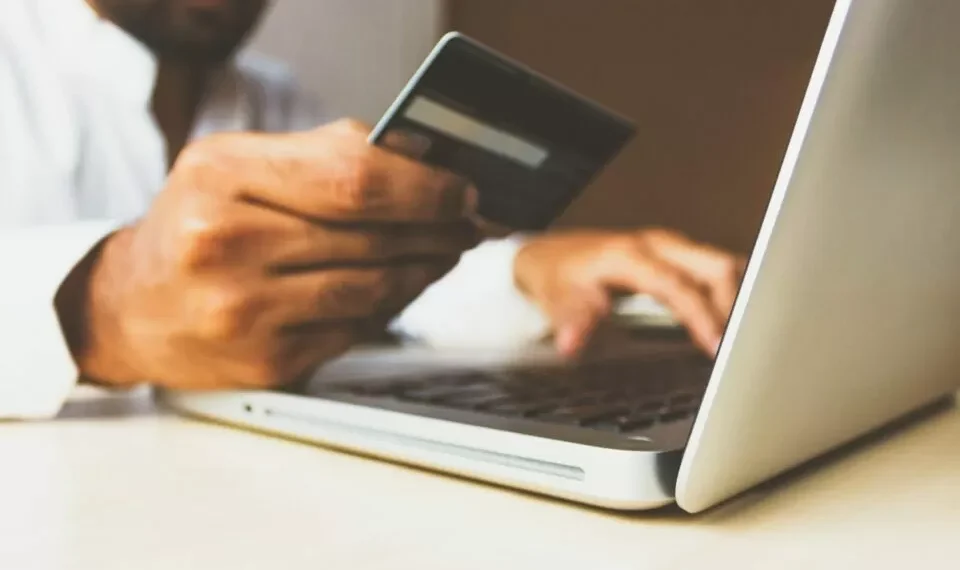 IA e redes sociais estão a transformar as compras online, refere relatório da DHL eCommerce