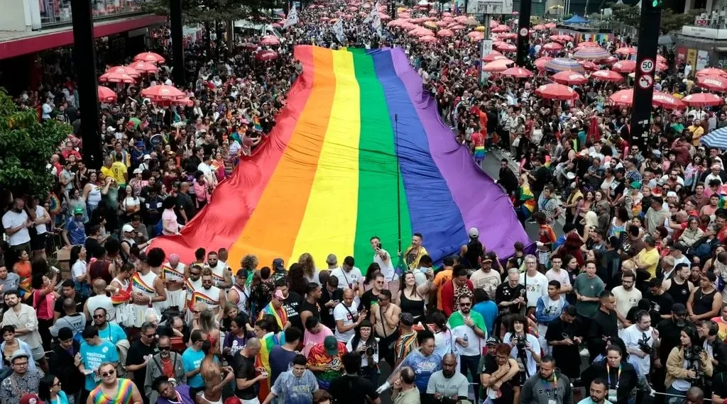 Entre leques e aplausos em SP, comunidade LGBT+ reinvidica envelhecimento digno e respeito à memória