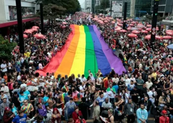 Entre leques e aplausos em SP, comunidade LGBT+ reinvidica envelhecimento digno e respeito à memória