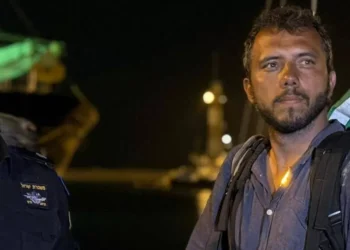 Ativista brasileiro Thiago Ávila, da Flotilha da Liberdade, está em greve de fome desde domingo