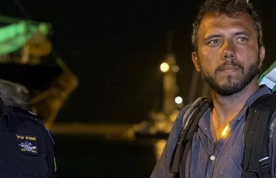 Ativista brasileiro Thiago Ávila, da Flotilha da Liberdade, está em greve de fome desde domingo