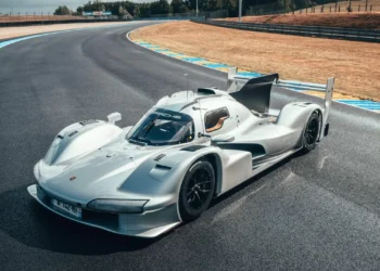 Porsche transforma carro da WEC em veículo de rua e repete o passado