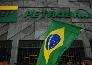 Com leilão no Brasil, petroleiras buscam novos mercados e reforçam assédio sobre políticas latino-americanas