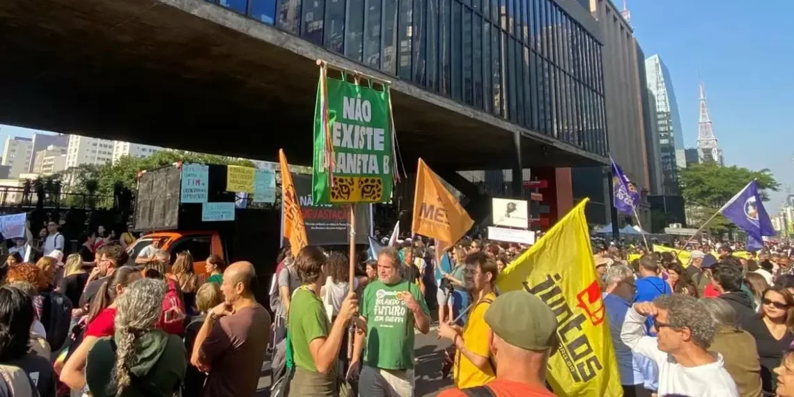 Milhares vão às ruas contra a PL da Devastação e em apoio a Marina Silva