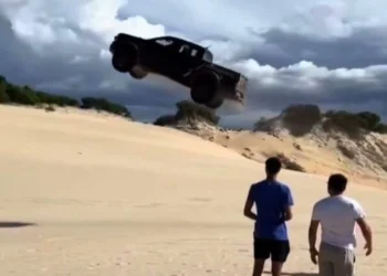 Ranger Raptor voadora torceu o chassi e tem rodas quebradas após salto; veja danos