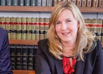 Polícia dos EUA busca suspeito do assassinato de congressista estadual