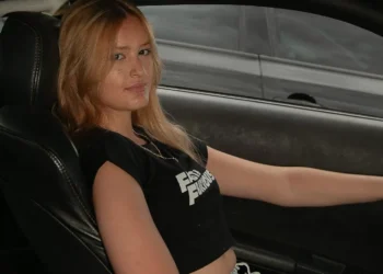 ‘Suki brasileira’ tem 19 anos, modifica carros clássicos e também pilota