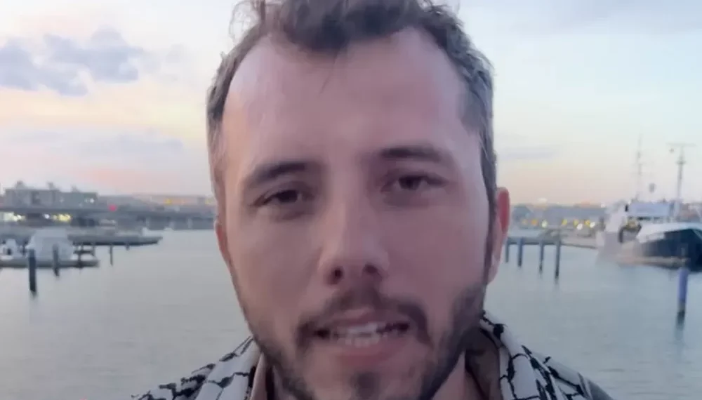 Thiago Ávila, brasileiro que estava em flotilha interceptada por Israel, é colocado em solitária com eurodeputada