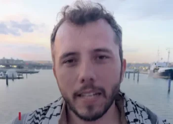 Thiago Ávila, brasileiro que estava em flotilha interceptada por Israel, é colocado em solitária com eurodeputada