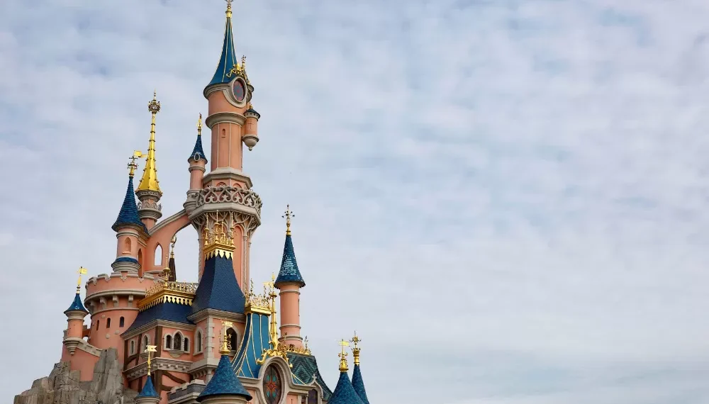 França pede prisão preventiva de britânico que encenou casamento com criança de 9 anos na Disney
