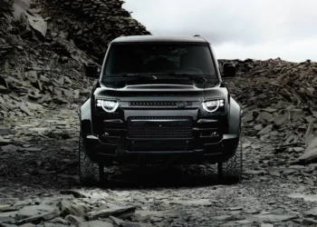Land Rover Defender Octa Black tem visual ‘sombrio’ e será carro do Oasis