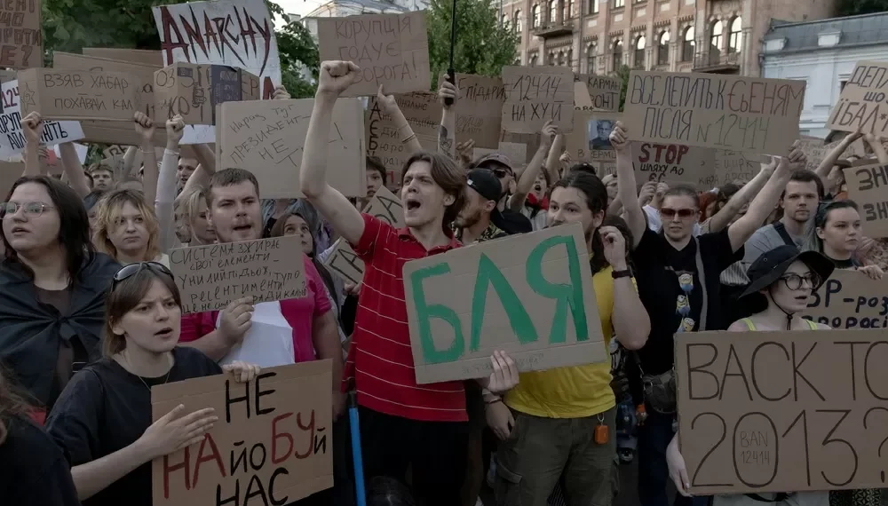 Ruas de cidades ucranianas são tomadas pela primeira vez por manifestantes desde o início da guerra