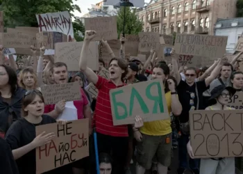Ruas de cidades ucranianas são tomadas pela primeira vez por manifestantes desde o início da guerra