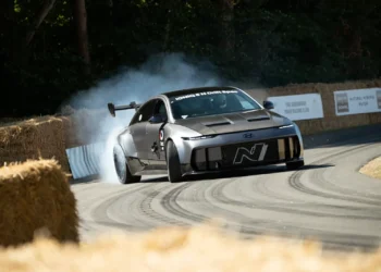 Goodwood: onde carros de corrida, clássicos e lançamentos se encontram