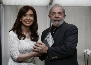 Cristina Kirchner pede permissão para que Lula a visite em prisão domiciliar