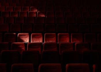 Teatro da Rainha assinala 40 anos e leva a cena ‘A Noite dos Visitantes’