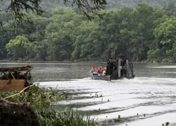 Texas busca desaparecidos após enchentes que deixaram ao menos 79 mortos