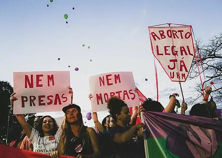 Pesquisa mostra como criminalização do aborto expõe mulheres a ciclo de violência, punição e violação de direitos