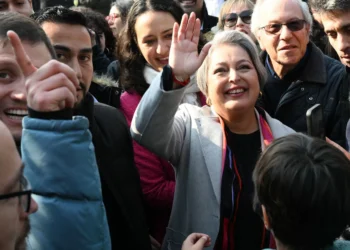 Comunista Jeannette Jara lidera pesquisa e aparece como uma das favoritas na corrida eleitoral do Chile