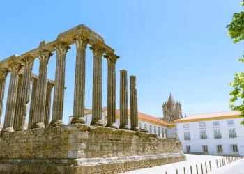 Série luso-espanhola ‘Millennial Mal’ rodada em Évora estreia em 2026