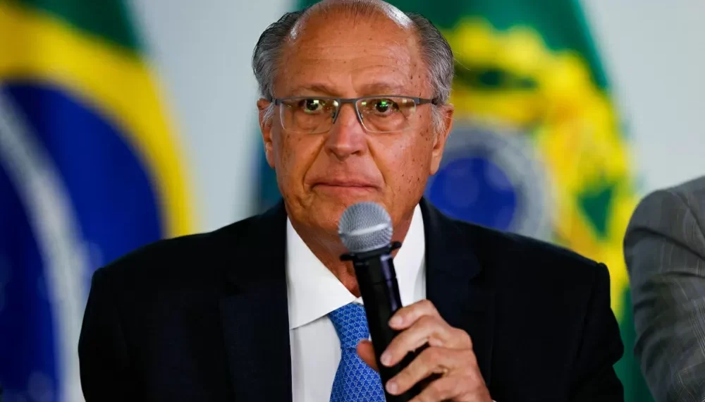 ‘Clã Bolsonaro trabalhou contra interesses do povo brasileiro’, diz Alckmin sobre tarifas de Trump